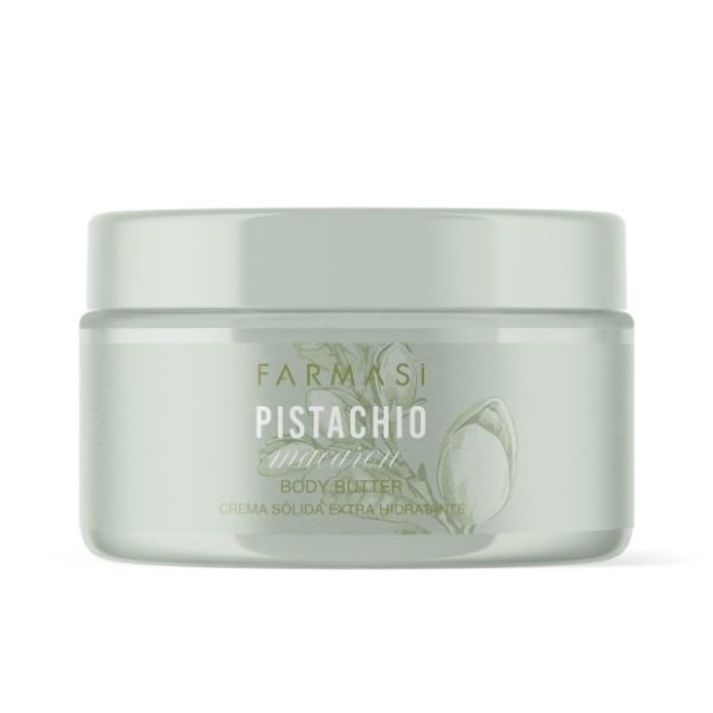 GİRİİŞ Shea yağının faydalarını doğal yağlar, gliserin ve skualenin değerli karışımıyla birleştiren lüks bir ürün olan 250 ml Fıstıklı Vücut Yağı ile cildinize bakım yapın. Eşsiz formülü yoğun nemlendirme sağlar ve cildi koruyarak yumuşak, pürüzsüz ve derinlemesine beslenmiş olmasını sağlar. Kabarık kıvamı, gün boyu rahatlık ve pürüzsüzlük hissi için yağlı iz bırakmadan hızla emilir. FAYDALAR Yoğun nemlendirme: Cilde derinlemesine nem sağlayarak yumuşak ve koruma sağlar. Hızlı emilim: Yağlı bir his bırakmadan cilde hızla entegre olur. Beslenmiş ve pürüzsüz bir cilt: Shea yağı ve doğal yağlar içeren formül, esnek ve pürüzsüz bir cilt sağlar. Koruma: Squalane cildin doğal dengesinin korunmasına ve sürdürülmesine yardımcı olur. YÖNETİM ŞEKLİ Temizleyip peeling yaptıktan sonra vücudunuzu havluyla kurulayın ve az miktarda vücut yağını kaşıkla alın. Yoğun nemlendirme gerektiren bölgelere odaklanarak kuru cilde uygulayın. Sürekli bir rahatlık ve nem hissi için gerektiği sıklıkta yeniden uygulayın. Dikkat: Yalnızca harici kullanım içindir. Tahriş olması durumunda kullanmayı bırakın. Gözlerle temasından kaçının. Çocukların ulaşamayacağı yerde saklayın. Oda sıcaklığında saklayın ve güneşe doğrudan maruz kalmaktan kaçının. İÇİNDEKİLER Shea Yağı (Butyrospermum Parkii Yağı): Kuru cildi besler ve onarır. Gliserin: Nemi korur ve dehidrasyonu önler. Squalane: Cildi yoğun bir şekilde nemlendirir ve su kaybına karşı korur. Esansiyel Yağ Karışımı: Antioksidan faydalarıyla birlikte hafif bir koku ve hoş bir duyusal deneyim sağlar. Tam Liste: Su/Aqua, Setearil Alkol, Gliseril Stearat SE, Kaprilik/Kaprik Trigliserit, Gliserin, Butyrospermum Parkii (Shea) Yağı, Koku/Parfüm, Fenoksietanol, Oryza Sativa (Pirinç) Kepek Balmumu, Sodyum Stearoil Glutamat, Helianthus Annuus (Ayçiçeği) ) Tohum Yağı, Prunus Amygdalus Dulcis Yağı, Panthenol, Squalane, Macadamia Integrifolia Tohum Yağı, Etilheksilgliserin, Tokoferil Asetat, Ksantan Sakızı, Glisin Soya (Soya Fasulyesi) Yağı, Daucus Carota Sativa (Havuç) Kökü Ekstresi, Beta-Karoten, Tokoferol, Benzil Benzoat, Benzil Alkol, Kumarin, Benzil Salisilat, Limonen. Cildinizi yumuşak, kadifemsi ve ışıltılı bırakan, yoğun nemlendirme ve uzun süreli koruma için güvenilir bir müttefik olan Fıstıklı Vücut Yağı ile cildinizi şımartın.