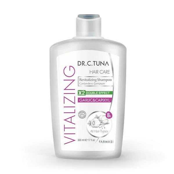 Dr. C. Tuna Vitalizing Sarımsak & Capixyl Koparak Dökülen Saçlar İçin Canlandırıcı Şampuan 500 mlÜrün Kodu 1000667 Dr. C. Tuna Vitalizing Sarımsak & Capixyl Koparak Dökülen Saçlar İçin Canlandırıcı Şampuan, Ihlamur Özü, Mikroalg ve botanik yağlar ile zenginleştirilmiştir. İnce telli saça esneklik, parlaklık ve hacim kazandırırken statik elektriği azaltır ve UV koruması sağlar. Günlük kullanım için formüle edilmiştir. SLS, Triklosan, Mineral Yağ, Gluten, Paraben, Formaldehit, Ftalat içermez. Hassas ciltler için dermatolojik olarak test edilmiştir. Ürün Boyutu: 500 ml